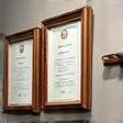Certificats encadrés mur atelier
