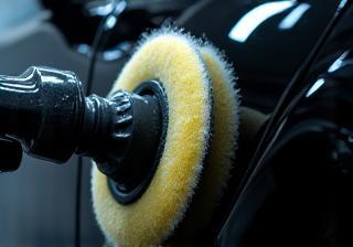 Polisseuse sur carrosserie noire